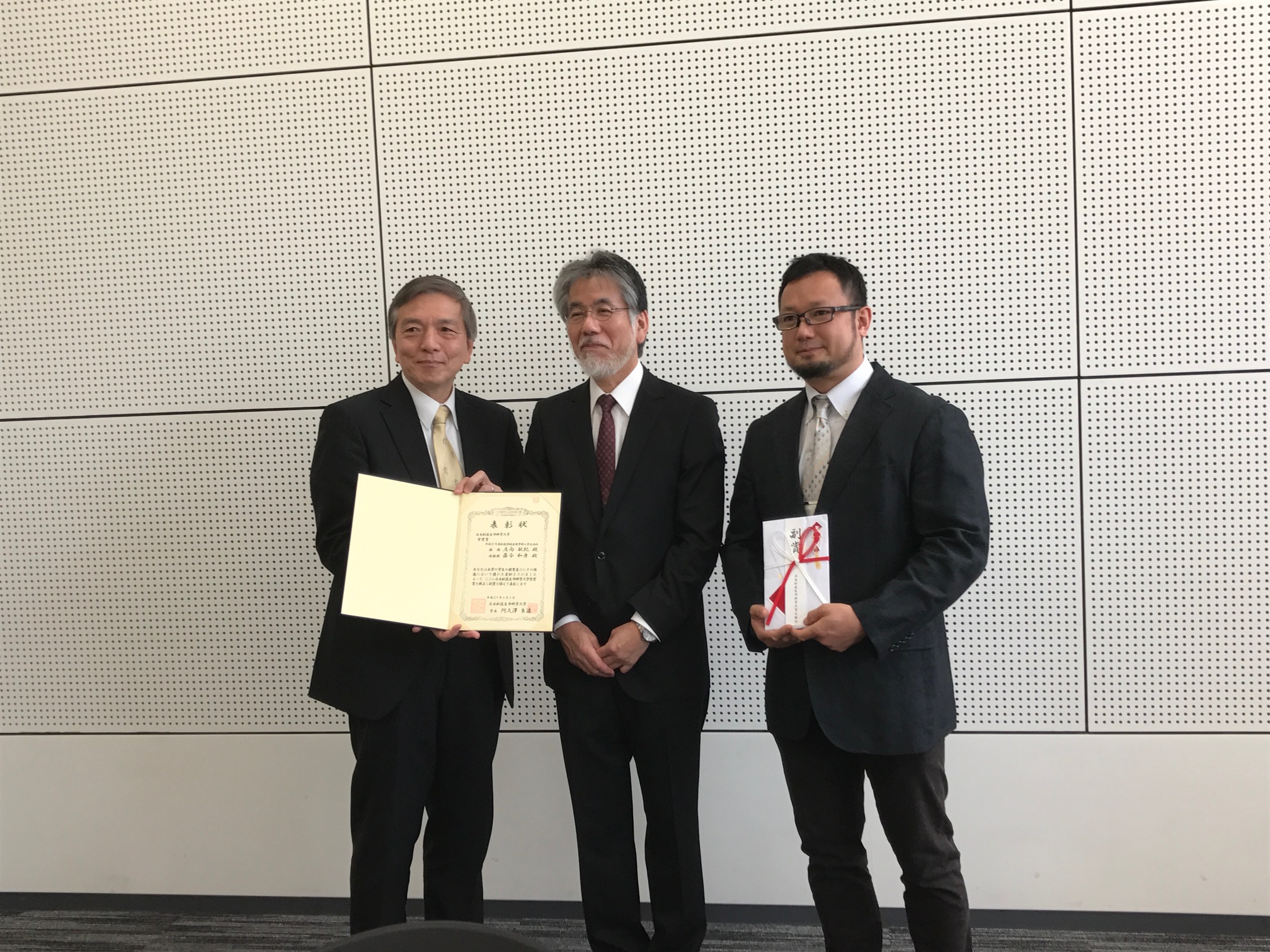 平成28年度日本獣医生命科学大学紫雲賞の表彰が行われました